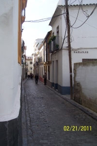 narrow streets to get to the Mezquita